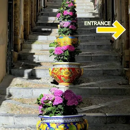 Caracciolo Lounge Tatil Evi *